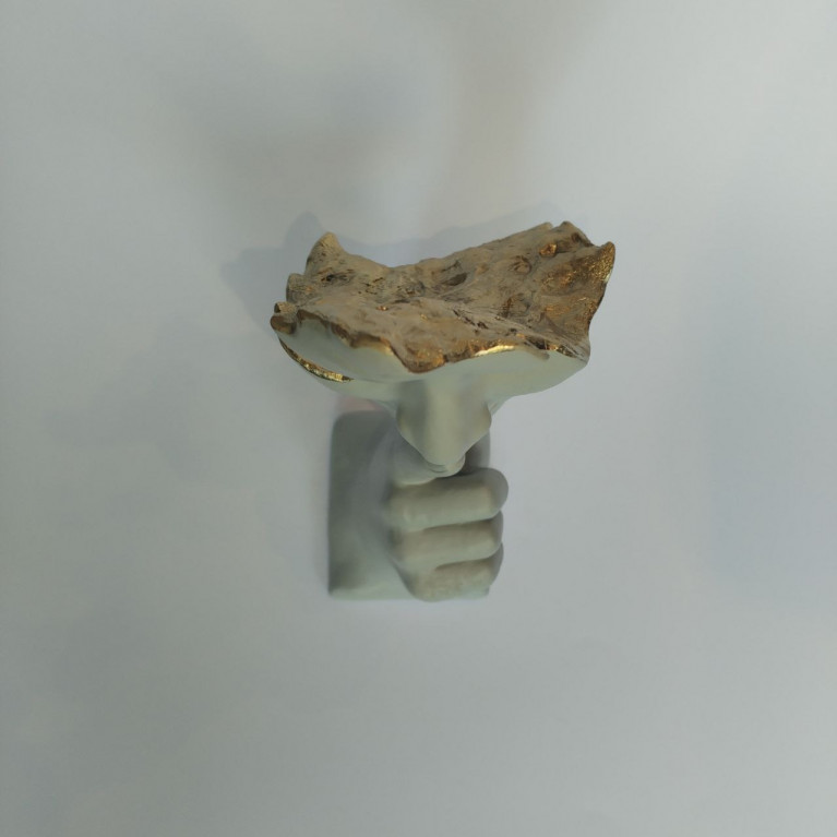 GRÅ-GULD SKULPTUR HEMLIGT